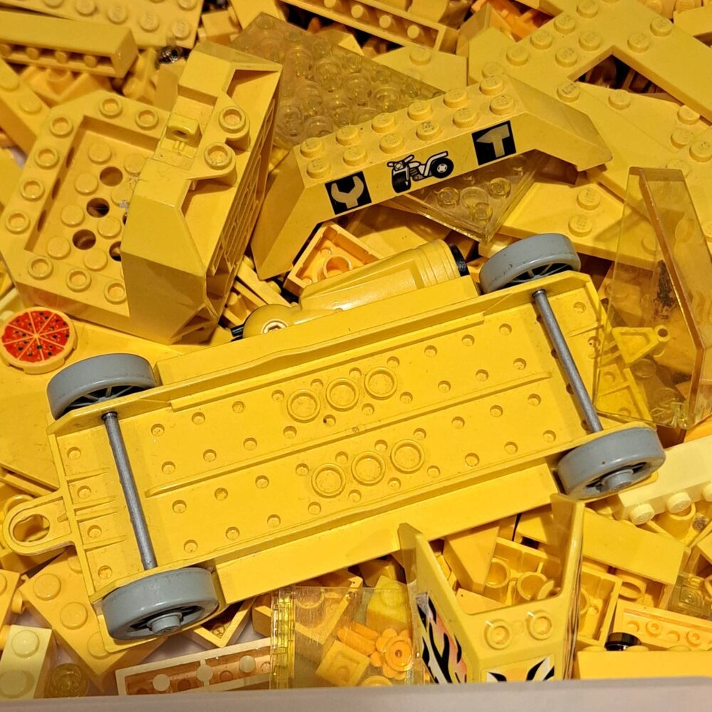 Large lot of yellow Legos assorted bricks etc - Picture 3 of 6